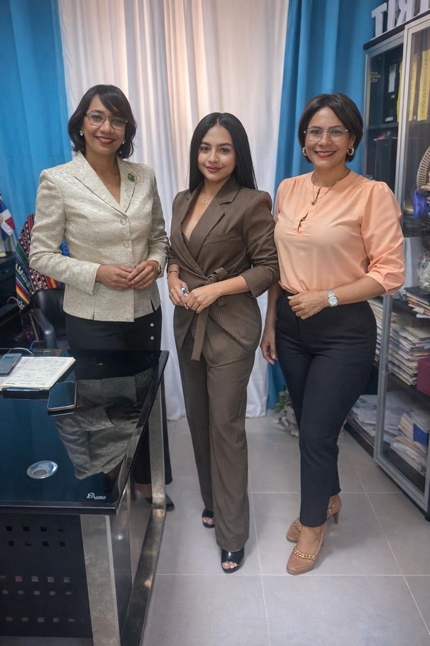 Rosalía en reunión de oficina