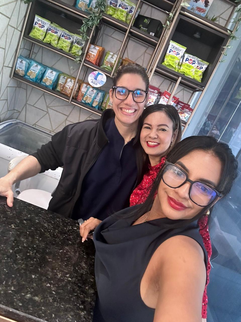 Rosalía con clientes