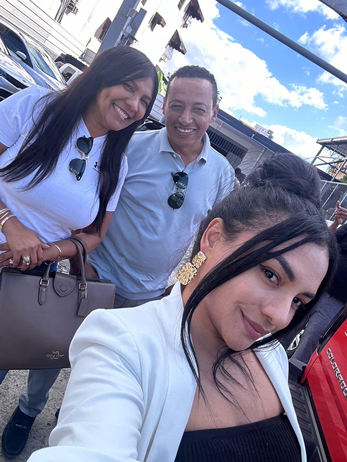 Rosalía con equipo en evento